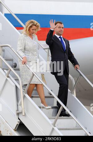 Bildnummer: 54171139  Datum: 24.06.2010  Copyright: imago/Xinhua (100625) -- TORONTO, June 25, 2010 (Xinhua) -- Russian President Dmitry Medvedev (R) waves hands as he arrives with his wife Svetlana Medvedeva at the Pearson International airport in Toronto, Canada, on June 24, 2010. Dmitry Medvedev arrived at Canada on Thursday to attend the upcoming G8 and G20 summits. (Xinhua/Shen Hong) (jl) (1)CANADA-TORONTO-RUSSIA-MEDVEDEV-ARRIVAL PUBLICATIONxNOTxINxCHN People Politik G8 G 8 20 G20 Gipfel Weltwirtschaftsgipfel kbdig xcb 2010 hoch xint o0  with his wife Svetlana Medvedeva, Frau, Familie Stock Photo