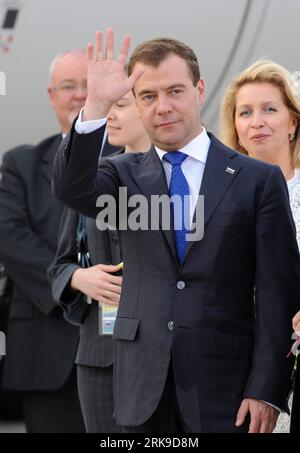 Bildnummer : 54171138 Datum : 24.06.2010 Copyright : imago/Xinhua (100625) -- TORONTO, 25 juin 2010 (Xinhua) -- le président russe Dmitri Medvedev agite la main alors qu'il arrive à l'aéroport international Pearson de Toronto, Canada, le 24 juin 2010. Dmitry Medvedev est arrivé jeudi au Canada pour assister aux prochains sommets du G8 et du G20. (Xinhua/Shen Hong) (jl) (2)CANADA-TORONTO-RUSSIA-MEDVEDEV-ARRIVAL PUBLICATIONxNOTxINxCHN People Politik G8 G 8 20 G20 Gipfel Weltwirtschaftsgipfel kbdig xcb 2010 hoch xint Bildnummer 54171138 Date 24 06 2010 Copyright Imago XINHUA 100 625 Toronto juin 25 2010 Banque D'Images