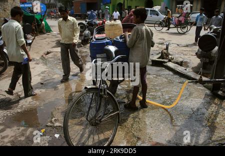 Bildnummer: 54175202  Datum: 25.06.2010  Copyright: imago/Xinhua (100625) -- NEW DELHI, June 25th 2010 (Xinhua) -- waiting at a water station to collect clean water in New Delhi on June 25, 2010. The heat wave has swept over Delhi and its neighbouring states for more than two weeks, resulting in the short supply of water in New Delhi, capital of India. (Xinhua/Partha Sarkar) (2)INDIA-NEW DELHI-HEAT WAVE-WATER SUPPLY PUBLICATIONxNOTxINxCHN Gesellschaft Wetter Hitze Hitzewelle kbdig xcb 2010 quer o0 Wasserversorgung Wasser Trinkwasser    Bildnummer 54175202 Date 25 06 2010 Copyright Imago XINHUA Stock Photo