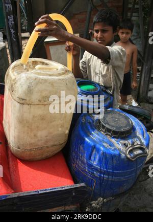 Bildnummer: 54175201  Datum: 25.06.2010  Copyright: imago/Xinhua (100625) -- NEW DELHI, June 25th 2010 (Xinhua) -- waiting at a water station to collect clean water in New Delhi on June 25, 2010. The heat wave has swept over Delhi and its neighbouring states for more than two weeks, resulting in the short supply of water in New Delhi, capital of India. (Xinhua/Partha Sarkar) (1)INDIA-NEW DELHI-HEAT WAVE-WATER SUPPLY PUBLICATIONxNOTxINxCHN Gesellschaft Wetter Hitze Hitzewelle kbdig xcb 2010 hoch o0 Wasserversorgung Wasser Trinkwasser    Bildnummer 54175201 Date 25 06 2010 Copyright Imago XINHUA Stock Photo