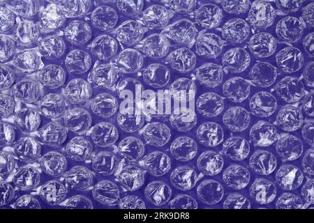 surface d'emballage plastique à bulles violettes. plastique avec boules d'air sur la surface utilisé pour emballer la verrerie, l'électronique ou les articles sensibles Banque D'Images
