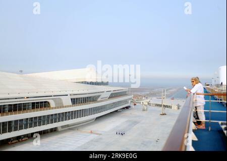 Bildnummer : 54179222 Datum : 26.06.2010 Copyright : imago/Xinhua (100626) -- TIANJIN, le 26 juin 2010 -- les touristes regardent le bâtiment principal du port international de croisière de Tianjin depuis le navire de croisière italien Costa Romantica à Tianjin, dans le nord de la Chine, le 26 juin 2010. Le port international de croisière de Tianjin, qui est le premier port de croisière dans le nord de la Chine, a ouvert samedi à Tianjin. (Xinhua/Li Muzi) (lr) (3)CHINA-TIANJIN-TIANJIN INTERNATIONAL CRUISE HOME PORT-OPEN (CN) PUBLICATIONxNOTxINxCHN Wirtschaft Hafen Heimathafen Kreuzfahrtschiff Schiff Objekte kbdig xng 2010 quer o00 totale Banque D'Images