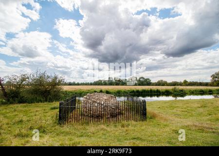 Le seul bloc de maçonnerie restant sur le site du château de Fotheringhay qui a été démantelé en 1628. Le château historique a fait partie de deux moments majeurs de l'histoire anglaise. Le roi Richard III est né à Fotheringhay en octobre 1452. Mary Queen of Scots est retenue prisonnière et exécutée à Fotheringhay en février 1587. Les pierres restantes se trouvent à côté de la rivière Nene dans le comté de Northamptonshire. Banque D'Images