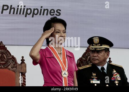 Bildnummer : 54189502 Datum : 29.06.2010 Copyright : imago/Xinhua (100629) -- MANILLE, 29 juin 2010 (Xinhua) -- la présidente sortante des Philippines Gloria Macapagal-Arroyo salue lors d'une cérémonie de parade de témoignage à Manille le 29 juin 2010. (Xinhua/Jon Fabrigar) (nxl) (1)PHILIPPINES-MANILA-ARROYO PUBLICATIONxNOTxINxCHN People Politik kbdig xmk 2010 quer Bildnummer 54189502 Date 29 06 2010 Copyright Imago XINHUA Manila juin 29 2010 XINHUA la Présidente sortante des Philippines Gloria Macapagal Arroyo salue lors d'une cérémonie de la Parade à Manille en juin 29 2010 à Manille Jon Fabrigar Jon Fabrigar nxl 1 Banque D'Images