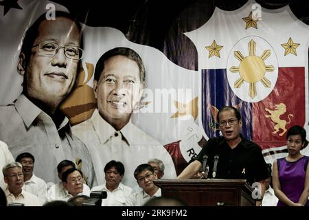 Bildnummer : 54189258 Datum : 29.06.2010 Copyright : imago/Xinhua (100629) -- MANILLE, 29 juin 2010 (Xinhua) -- le président élu des Philippines Benigno Noynoy Aquino III annonce les membres de son cabinet lors d'une conférence de presse à Quezon City, au nord-est de Manille, le 29 juin 2010. (Xinhua/Jon Fabrigar) (nxl) PHILIPPINES-MANILA-QUINO III-CABINET-NEWS CONFERENCE PUBLICATIONxNOTxINxCHN People Politik kbdig xmk 2010 quer Highlight premiumd xint o0 PK Bildnummer 54189258 Date 29 06 2010 Copyright Imago XINHUA Manille juin 29 2010 XINHUA Anoun Président philippin élu Benigno NoyNoy Aquino III Banque D'Images