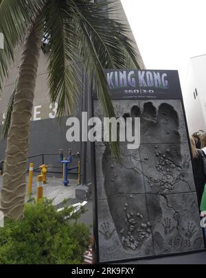 Bildnummer : 54189979 Datum : 29.06.2010 Copyright : imago/Xinhua (100629) -- LOS ANGELES, 29 juin 2010 (Xinhua) -- une installation de l'empreinte de King Kong est vue à l'ouverture de l'attraction King Kong 360 3-D aux Universal Studios à Hollywood, Californie, États-Unis, le 29 juin 2010. (Xinhua/Qi Heng) (zw) (7)U.S.-HOLLYWOOD-KING KONG 360 3-D PUBLICATIONxNOTxINxCHN Entertainment Kultur premiumd xint kbdig xkg 2010 hoch o0 3D, Fußabdruck Bildnummer 54189979 Date 29 06 2010 Copyright Imago XINHUA Los Angeles juin 29 2010 XINHUA to installation of King Kong S Footprint IS LAKES AT Banque D'Images