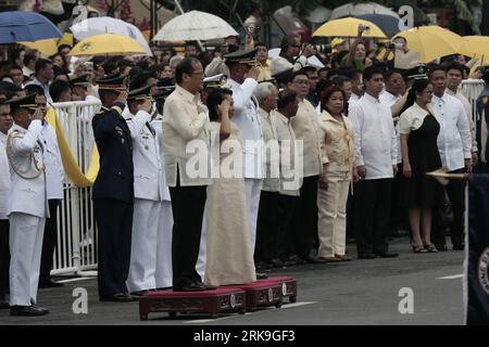 Bildnummer : 54191740 Datum : 30.06.2010 Copyright : imago/Xinhua (100630) -- MANILLE, 30 juin 2010 (Xinhua) -- le président élu Benigno Aquino III (première rangée L) et la présidente sortante Gloria Macapagal Arroyo (première rangée R) se tiennent à la tribune Quirino pour la cérémonie d'inauguration à Manille, aux Philippines, le 30 juin 2010. Benigno Aquino III a prêté serment mercredi en tant que 15e président philippin à la tribune Quirino à Manille devant des milliers de Philippins. (Xinhua/Jon Fabrigar)(axy) (3)PHILIPPINES-MANILLE-INAUGURATION PUBLICATIONxNOTxINxCHN People Politik kbdig xsk 20 Banque D'Images