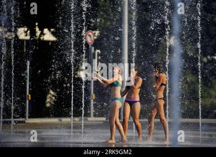 Bildnummer : 54194181 Datum : 30.06.2010 Copyright : imago/Xinhua (100630) -- GENÈVE, 30 juin 2010 (Xinhua) -- les femmes en bikini profitent de la fraîcheur d'une fontaine devant le Palais des Nations à Genève, Suisse, le 30 juin 2010. (Xinhua/Yu Yang) (zw) (2)SWITZERLAND-GENEVA-WEATHER-FOUNTAIN PUBLICATIONxNOTxINxCHN Gesellschaft Wetter Hitze Sommer Wasser Abkühlung Erfrischung SUI kbdig xng 2010 quer premiumd xint o0 Wasserspiel Bildnummer 54194181 Date 30 06 2010 Copyright Imago XINHUA Genève juin 30 2010 XINHUA femmes de bikini Profitez de la fraîcheur dans un palais de la fontaine de Na Banque D'Images