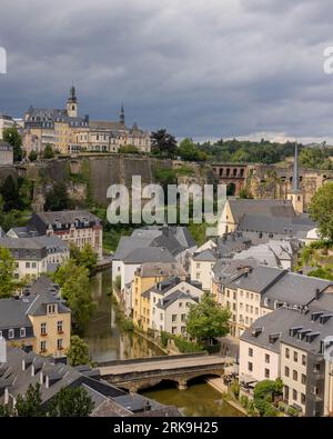 Vieille ville de Luxembourg, Luxembourg, avec des bâtiments historiques, des clochers d'église et des fortifications surplombant la profonde vallée de l'Alzette. Banque D'Images