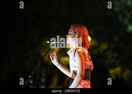 Cairns, Australia. 12th Aug, 2023. A member of the Japanese Society of Cairns speaks with the crowd during the Japan Bon Dance Festival on the Cairns Esplanade. (Photo by Joshua Prieto/SOPA Images/Sipa USA) Credit: Sipa USA/Alamy Live News Banque D'Images