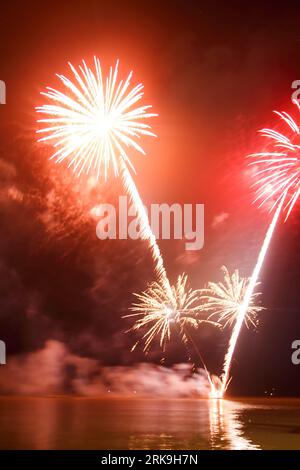 Cairns, Australie. 12 août 2023. Des feux d'artifice sont déclenchés au point culminant du Japan bon Dance Festival sur l'Esplanade de Cairns organisé par la Société japonaise de Cairns. (Photo Joshua Prieto/SOPA Images/Sipa USA) crédit : SIPA USA/Alamy Live News Banque D'Images