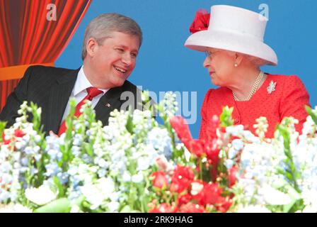 Bildnummer : 54197287 référence : 01.07.2010 Copyright : imago/Xinhua (100701) -- OTTAWA, le 1 juillet 2010 (Xinhua) -- le Premier ministre canadien Stephen Harper discute avec la reine Elizabeth II lors d'une célébration marquant la 143e Journée nationale du Canada à Ottawa le 1 juillet 2010. (Xinhua/Christopher Pike) (3)CANADA-OTTAWA-FÊTE NATIONALE PUBLICATIONxNOTxINxCHN divertissement Politik People Adel Königshaus England kbdig xcb 2010 quer premiumd xint o0 GBR Bildnummer 54197287 Date 01 07 2010 Copyright Imago XINHUA Ottawa juillet 1 2010 XINHUA Premier ministre canadien Stephen Harper s'entretient avec la reine Eli Banque D'Images