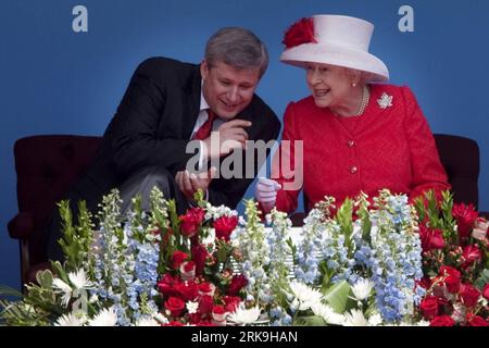 (100701) -- OTTAWA, 1 juillet 2010 (Xinhua) -- le Premier ministre canadien Stephen Harper discute avec la reine Elizabeth II lors d'une célébration marquant la 143e Journée nationale du Canada à Ottawa, le 1 juillet 2010. (Xinhua/Christopher Pike) (4)CANADA-OTTAWA-FÊTE NATIONALE PUBLICATIONxNOTxINxCHN Banque D'Images