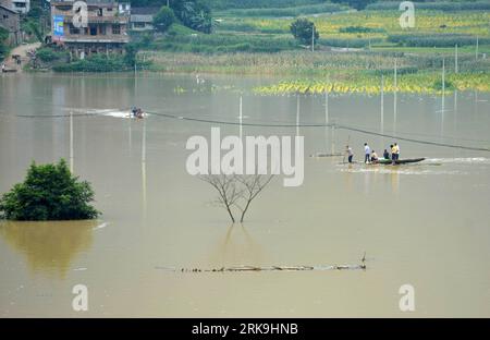 Bildnummer : 54198898 Datum : 02.07.2010 Copyright : imago/Xinhua (100702) -- LINGYUN (GUANGXI), 2 juillet 2010 (Xinhua) -- les résidents locaux pagayent dans les eaux d'inondation du village de Shali du groupe ethnique Yao dans le comté de Lingyun, région autonome de Guangxi Zhuang dans le sud-ouest de la Chine, 2 juillet 2010. Des pluies torrentielles ont ravagé le village de Shali du 27 au 30 juin, provoquant de graves inondations qui ont coupé l'électricité, les trafics et l'approvisionnement en eau potable. Au total, 3700 mu (environ 244,87 hectares) de terres agricoles avaient été détruites par les inondations. (Xinhua/Zhou Hua) (lyx) (4)PUBLICATION CHINA-GUANGXI-LINGYUN-FLOOD (CN) Banque D'Images