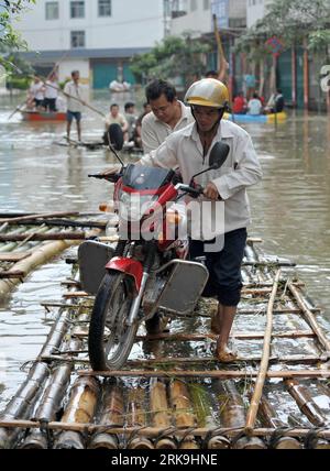 Bildnummer: 54198895  Datum: 02.07.2010  Copyright: imago/Xinhua (100702) -- LINGYUN(GUANGXI), July 2, 2010 (Xinhua) -- Local residents take a bamboo raft in flood water at Shali Village of Yao ethnic group in Lingyun County, southwest China s Guangxi Zhuang Autonomous Region, July 2, 2010. Torrential rainstorms ravaged Shali Village from June 27 to June 30, causing serious flood which cut off electricity, traffics and clean water supplies there. A total of 3700 mu (about 244.87 hectares) farmland had been destroyed by the flood. (Xinhua/Zhou Hua) (lyx) (6)CHINA-GUANGXI-LINGYUN-FLOOD (CN) PUBL Stock Photo