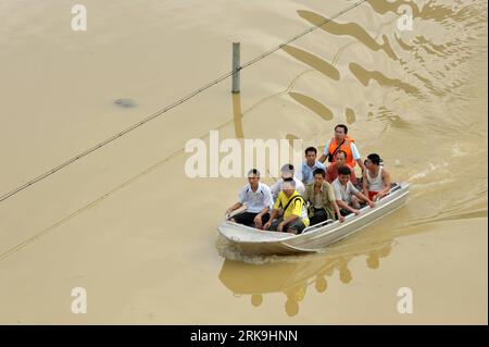 Bildnummer : 54198899 Datum : 02.07.2010 Copyright : imago/Xinhua (100702) -- LINGYUN (GUANGXI), 2 juillet 2010 (Xinhua) -- les résidents locaux prennent un bateau dans les eaux d'inondation au village de Shali du groupe ethnique Yao dans le comté de Lingyun, région autonome de Guangxi Zhuang, sud-ouest de la Chine, 2 juillet 2010. Des pluies torrentielles ont ravagé le village de Shali du 27 au 30 juin, provoquant de graves inondations qui ont coupé l'électricité, les trafics et l'approvisionnement en eau potable. Au total, 3700 mu (environ 244,87 hectares) de terres agricoles avaient été détruites par les inondations. (Xinhua/Zhou Hua) (lyx) (8)PUBLICATION CHINA-GUANGXI-LINGYUN-FLOOD (CN) Banque D'Images