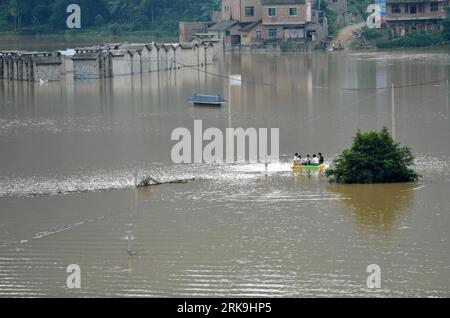 Bildnummer: 54198892  Datum: 02.07.2010  Copyright: imago/Xinhua (100702) -- LINGYUN(GUANGXI), July 2, 2010 (Xinhua) -- Local residents take a boat in flood water at Shali Village of Yao ethnic group in Lingyun County, southwest China s Guangxi Zhuang Autonomous Region, July 2, 2010. Torrential rainstorms ravaged Shali Village from June 27 to June 30, causing serious flood which cut off electricity, traffics and clean water supplies there. A total of 3700 mu (about 244.87 hectares) farmland had been destroyed by the flood. (Xinhua/Zhou Hua) (lyx) (5)CHINA-GUANGXI-LINGYUN-FLOOD (CN) PUBLICATION Stock Photo