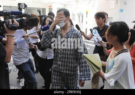 Bildnummer : 54199545 Datum : 03.07.2010 Copyright : imago/Xinhua (100703) -- HONG KONG, 3 juillet 2010 (Xinhua) -- Un passager légèrement blessé dans l'accident d'hélicoptère est entouré par des journalistes alors qu'il sort de la salle d'urgence après un traitement médical à Hong Kong, dans le sud de la Chine, le 3 juillet 2010. Un hélicoptère s'est écrasé dans la zone maritime entre l'île de Hong Kong et la péninsule de Kowloon samedi midi, et les 13 personnes à bord ont été secourues, subissant de légères blessures, a déclaré la police de la ville à Xinhua. (Xinhua/Song Zhenping) (wjd) (8)CRASH D'HÉLICOPTÈRE CHINE-HONG KONG (CN Banque D'Images