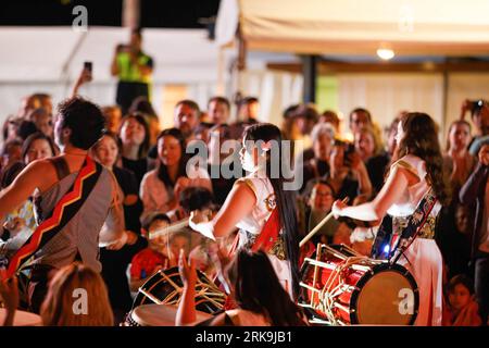 Cairns, Queensland, Australie. 12 août 2023. Un batteur se produit lors du Japan bon Dance Festival sur l'Esplanade de Cairns organisé par la Société japonaise de Cairns. (Image de crédit : © Joshua Prieto/SOPA Images via ZUMA Press Wire) USAGE ÉDITORIAL SEULEMENT! Non destiné à UN USAGE commercial ! Banque D'Images