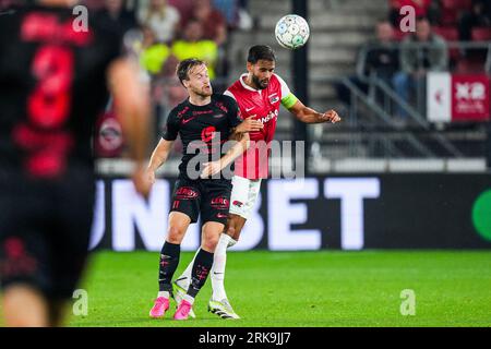 ALKMAAR - (lr) Bard Finne de SK Brann, Pantelis Hatzidiakos de AZ Alkmaar dans le match de play-off de l'UEFA Conference League entre AZ et SK Brann au stade AFAS le 24 août 2023 à Alkmaar, pays-Bas. ANP ED VAN DER POL Banque D'Images