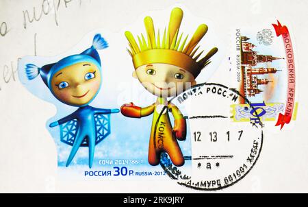 MOSCOU, RUSSIE - 30 OCTOBRE 2022 : le timbre-poste imprimé en Russie montre Ray of Light et Snowflake, mascottes des Jeux olympiques et paralympiques d'hiver de 2014 Banque D'Images