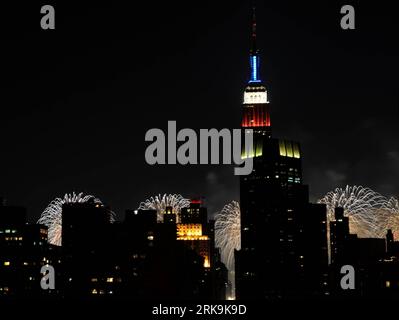 Bildnummer : 54206729 Datum : 04.07.2010 Copyright : imago/Xinhua (100705) -- NEW YORK, 5 juillet 2010 (Xinhua) -- des feux d'artifice explosent dans l'Empire State Building à New York, célébrant le jour de l'indépendance des États-Unis, le 4 juillet 2010. (Xinhua/Shen Hong) (wjd) (1)US-INDEPENDENCE DAY-CELEBRATION-FIREWORKS PUBLICATIONxNOTxINxCHN Gesellschaft Nationalfeiertag Unabhängigkeitstag Unabhängigkeit 4 Juli USA kbdig xub 2010 quer o0 Feuerwerk Nacht totale Bildnummer 54206729 Date 04 07 2010 Copyright Imago XINHUA New York juillet 5 2010 XINHUA Fireworks explosent l'Empire State Build Banque D'Images