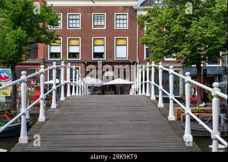 Leiden, Hollande, pays-Bas, 10 juin 2023 - Pont courbé historique dans la vieille ville Banque D'Images