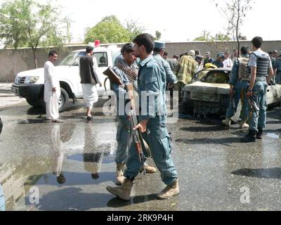 Bildnummer : 54219291 Datum : 10.07.2010 Copyright : imago/Xinhua (100710) -- KANDAHAR, 10 juillet 2010 (Xinhua) -- des policiers se rassemblent sur le site de l'explosion dans un bazar à Kandahar, la capitale de la province de Kandahar, le 10 juillet 2010. Une puissante explosion a choqué ici samedi, tuant au moins une personne, a déclaré la police. (Xinhua/Zalmay) (ypf) (1)AFGHANISTAN-KANDAHAR-BLAST PUBLICATIONxNOTxINxCHN Politik attentat Bombenattentat kbdig xmk 2010 quer premiumd xint o0 terreur Zerstörung Auto Wrack Autowrack Bildnummer 54219291 Date 10 07 2010 Copyright Imago XINHUA Kandahar Policem juillet 10 2010 Banque D'Images