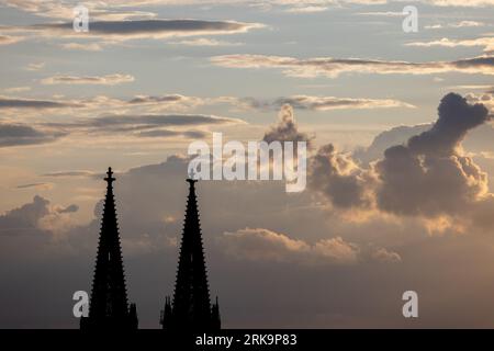 Cathédrale de Cologne, architecture gothique majestueuse et flèches jumelles. Situé à Cologne, en Allemagne, site du patrimoine mondial de l'UNESCO à côté du Rhin Banque D'Images