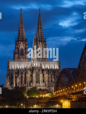 Cathédrale de Cologne, architecture gothique majestueuse et flèches jumelles. Situé à Cologne, en Allemagne, site du patrimoine mondial de l'UNESCO à côté du Rhin Banque D'Images