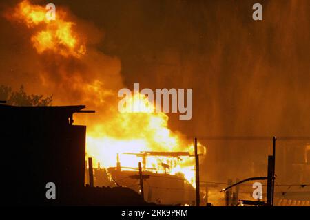 Bildnummer: 54222706  Datum: 11.07.2010  Copyright: imago/Xinhua (100712) -- SAO PAULO, July 12, 2010 (Xinhua) -- Fire rages in eastern Sao Paulo, Brazil, July 11, 2010. A huge fire was under control after it burnt out injuring two on Sunday evening. (Xinhua/Sao Paulo News Agency) (zx) (1)BRAZIL-SA0 PAULO-FIRE PUBLICATIONxNOTxINxCHN Gesellschaft Feuer Brand kbdig xcb 2010 quer o00 Totale    Bildnummer 54222706 Date 11 07 2010 Copyright Imago XINHUA 100 712 Sao Paulo July 12 2010 XINHUA Fire rages in Eastern Sao Paulo Brazil July 11 2010 a Huge Fire what Under Control After IT Burnt out injurin Stock Photo