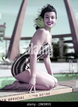 Circa 1955 Hollywood, Californie, États-Unis : , Hollywood, Californie, Etats-Unis : MARA CORDAY en maillot de bain pose sur un plongeoir. Corday (née Marilyn Joan Watts le 3 janvier 1930) est une showgirl, mannequin, actrice, Playboy Playmate, et figure culte des années 1950. (Crédit image : © Keystone Press Agency/ZUMA Press Wire). USAGE ÉDITORIAL UNIQUEMENT ! Non destiné à UN USAGE commercial ! Banque D'Images