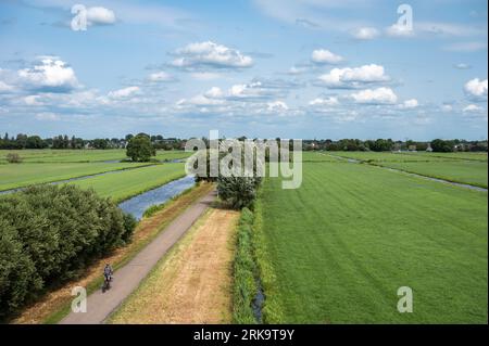 Reeuwijk, Hollande du Sud, pays-Bas, 9 juillet 2023 - des pelouses vertes et des canaux dans les zones inondables naturelles du Reeuwijkse Plassen Banque D'Images