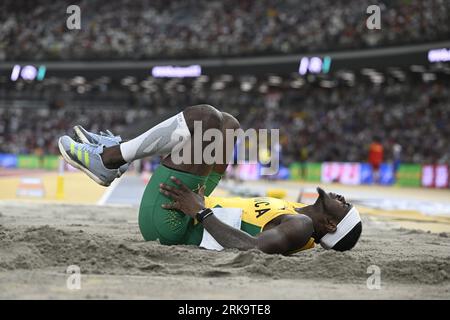 Budapest, Hongrie. 24 août 2023. Carey McLeod, de Jamaïque, a glissé dans la finale masculine de saut en longueur lors des Championnats du monde d'athlétisme à Budapest, en Hongrie, le jeudi 24 août 2023. Photo : Jessica Gow/TT/kod 10070 crédit : TT News Agency/Alamy Live News Banque D'Images