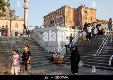 24 août 2023 : vie quotidienne à Istanbul malgré la hausse des taux d'inflation le 24 août 2023 en Turquie. La Banque centrale turque a augmenté son taux directeur de 17,5 % à 25 %, tenant ainsi sa promesse de resserrement. L’inflation est en baisse depuis qu’elle a culminé à 85 % en octobre 2022, mais est passée de 38 % en juin de cette année à près de 48 % en juillet. (Image de crédit : © Tolga Ildun/ZUMA Press Wire) USAGE ÉDITORIAL SEULEMENT! Non destiné à UN USAGE commercial ! Banque D'Images