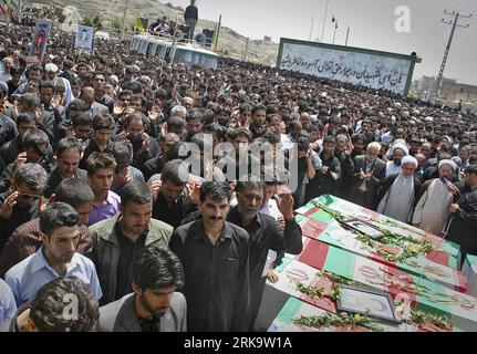Bildnummer : 54234014 Datum : 17.07.2010 Copyright : imago/Xinhua (100717) -- ZAHEDAN (IRAN), 17 juillet 2010 (Xinhua) -- pleurent lors d'une cérémonie funéraire les victimes de deux attentats à la bombe à Zahedan, capitale de la province du Sistan-Baloutchistan, au sud-est de l'Iran, le 17 juillet 2010. L'Iran a organisé samedi des funérailles pour 27 tués dans un attentat à la bombe à Zahedan, avec des dizaines de milliers de personnes présentes à la cérémonie. (Xinhua/SaeedxSaberi/IsnaxNewsxAgency) (lr) (1)IRAN-ZAHEDAN-MOSQUE BOMBINGS-40 SUSPECTS-ARRESTATION PUBLICATIONxNOTxINxCHN Beerdigung Trauerfeier Opfer Bombenanschlag Iran premiumd xint kbdig xsp 2010 qu Banque D'Images
