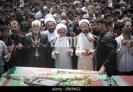 Bildnummer : 54234015 Datum : 17.07.2010 Copyright : imago/Xinhua (100717) -- ZAHEDAN (IRAN), 17 juillet 2010 (Xinhua) -- priez derrière les cercueils des victimes de l'explosion de la bombe lors d'une cérémonie funéraire à Zahedan, capitale de la province du Sistan-Baloutchistan, au sud-est de l'Iran, le 17 juillet 2010. L'Iran a organisé samedi des funérailles pour 27 tués dans un attentat à la bombe à Zahedan, avec des dizaines de milliers de personnes présentes à la cérémonie. (Xinhua/SaeedxSaberi/IsnaxNewsxAgency) (lr) (4)IRAN-ZAHEDAN-MOSQUE BOMBINGS-40 SUSPECTS-ARRESTATION PUBLICATIONxNOTxINxCHN Beerdigung Trauerfeier Opfer Bombenanschlag Iran Premium Banque D'Images