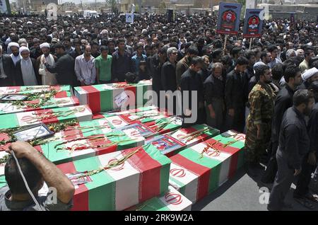 Bildnummer : 54234013 Datum : 17.07.2010 Copyright : imago/Xinhua (100717) -- ZAHEDAN (IRAN), 17 juillet 2010 (Xinhua) -- pleurent lors d'une cérémonie funéraire les victimes de deux attentats à la bombe à Zahedan, capitale de la province du Sistan-Baloutchistan, au sud-est de l'Iran, le 17 juillet 2010. L'Iran a organisé samedi des funérailles pour 27 tués dans un attentat à la bombe à Zahedan, avec des dizaines de milliers de personnes présentes à la cérémonie. (Xinhua/SaeedxSaberi/IsnaxNewsxAgency) (lr) (2)IRAN-ZAHEDAN-MOSQUE BOMBINGS-40 SUSPECTS-ARRESTATION PUBLICATIONxNOTxINxCHN Beerdigung Trauerfeier Opfer Bombenanschlag Iran premiumd xint kbdig xsp 2010 qu Banque D'Images