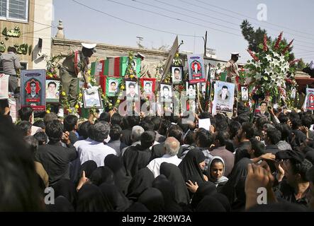 Bildnummer : 54234012 Datum : 17.07.2010 Copyright : imago/Xinhua (100717) -- ZAHEDAN (IRAN), 17 juillet 2010 (Xinhua) -- pleurent lors d'une cérémonie funéraire les victimes de deux attentats à la bombe à Zahedan, capitale de la province du Sistan-Baloutchistan, au sud-est de l'Iran, le 17 juillet 2010. L'Iran a organisé samedi des funérailles pour 27 tués dans un attentat à la bombe à Zahedan, avec des dizaines de milliers de personnes présentes à la cérémonie. (Xinhua/SaeedxSaberi/IsnaxNewsxAgency) (lr) (3)IRAN-ZAHEDAN-MOSQUE BOMBINGS-40 SUSPECTS-ARRESTATION PUBLICATIONxNOTxINxCHN Beerdigung Trauerfeier Opfer Bombenanschlag Iran premiumd xint kbdig xsp 2010 qu Banque D'Images