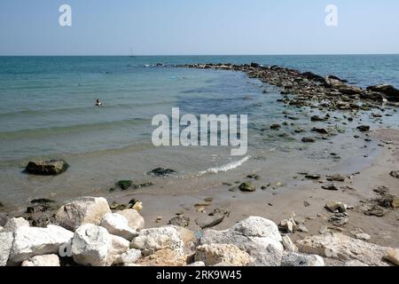 Balchik, Bulgarie - 22 août 2023. Les gens se détendent à la plage de Balchik sur la rive de la côte de la mer Noire en Bulgarie Banque D'Images