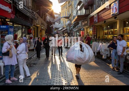 24 août 2023 : vie quotidienne à Istanbul malgré la hausse des taux d'inflation le 24 août 2023 en Turquie. La Banque centrale turque a augmenté son taux directeur de 17,5 % à 25 %, tenant ainsi sa promesse de resserrement. L’inflation est en baisse depuis qu’elle a culminé à 85 % en octobre 2022, mais est passée de 38 % en juin de cette année à près de 48 % en juillet. (Image de crédit : © Tolga Ildun/ZUMA Press Wire) USAGE ÉDITORIAL SEULEMENT! Non destiné à UN USAGE commercial ! Banque D'Images