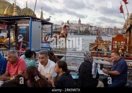 24 août 2023 : vie quotidienne à Istanbul malgré la hausse des taux d'inflation le 24 août 2023 en Turquie. La Banque centrale turque a augmenté son taux directeur de 17,5 % à 25 %, tenant ainsi sa promesse de resserrement. L’inflation est en baisse depuis qu’elle a culminé à 85 % en octobre 2022, mais est passée de 38 % en juin de cette année à près de 48 % en juillet. (Image de crédit : © Tolga Ildun/ZUMA Press Wire) USAGE ÉDITORIAL SEULEMENT! Non destiné à UN USAGE commercial ! Banque D'Images