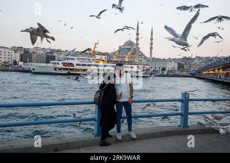 24 août 2023 : vie quotidienne à Istanbul malgré la hausse des taux d'inflation le 24 août 2023 en Turquie. La Banque centrale turque a augmenté son taux directeur de 17,5 % à 25 %, tenant ainsi sa promesse de resserrement. L’inflation est en baisse depuis qu’elle a culminé à 85 % en octobre 2022, mais est passée de 38 % en juin de cette année à près de 48 % en juillet. (Image de crédit : © Tolga Ildun/ZUMA Press Wire) USAGE ÉDITORIAL SEULEMENT! Non destiné à UN USAGE commercial ! Banque D'Images