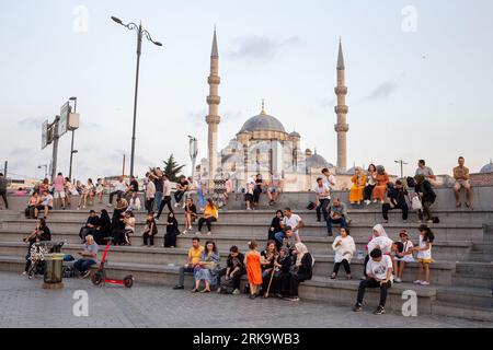 24 août 2023 : vie quotidienne à Istanbul malgré la hausse des taux d'inflation le 24 août 2023 en Turquie. La Banque centrale turque a augmenté son taux directeur de 17,5 % à 25 %, tenant ainsi sa promesse de resserrement. L’inflation est en baisse depuis qu’elle a culminé à 85 % en octobre 2022, mais est passée de 38 % en juin de cette année à près de 48 % en juillet. (Image de crédit : © Tolga Ildun/ZUMA Press Wire) USAGE ÉDITORIAL SEULEMENT! Non destiné à UN USAGE commercial ! Banque D'Images