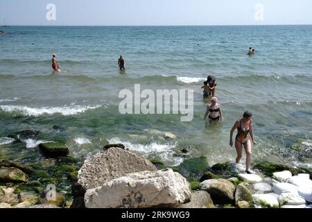 Balchik, Bulgarie - 22 août 2023. Les gens se détendent à la plage de Balchik sur la rive de la côte de la mer Noire en Bulgarie Banque D'Images