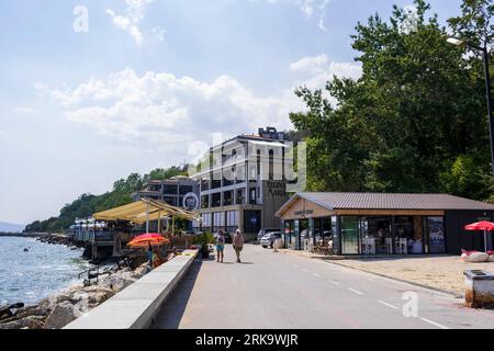 Balchik, Bulgarie - 22 août 2023. Promenade de la plage de Balchik sur le rivage de la côte de la mer Noire en Bulgarie Banque D'Images