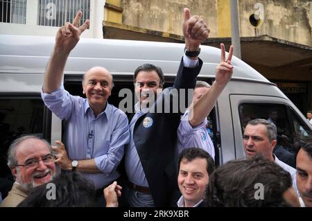 Bildnummer : 54241851 Datum : 19.07.2010 Copyright : imago/Xinhua (100720) -- RIO DE JANEIRO, 20 juillet 2010 (Xinhua) -- Jose Serra (Centre L), candidat à la présidence du Parti social-démocrate d'opposition du Brésil, assiste à une campagne électorale à Belo Horizonte le 19 juillet 2010. Les Brésiliens éliront leur prochain président en octobre. (Xinhua/Sao Paulo News Agency) (nxl) CAMPAGNE ÉLECTORALE PRÉSIDENTIELLE BRÉSIL PUBLICATIONxNOTxINxCHN People Politik kbdig xsk 2010 quer o0 Wahl, Präsidentschaftswahl, Wahlkampf Bildnummer 54241851 Date 19 07 2010 Copyright Imago XINHUA Rio de Janeiro juillet 20 2010 XINH Banque D'Images