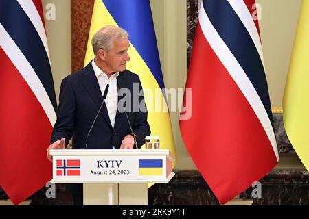 Kiev, Ukraine. 24 août 2023. KIEV, UKRAINE - 24 AOÛT 2023 - le Premier ministre norvégien Jonas Gahr Store est photographié lors d'une conférence de presse conjointe avec le président ukrainien Volodymyr Zelenskyy à Kiev, capitale de l'Ukraine crédit : UKRINFORM/Alamy Live News Banque D'Images