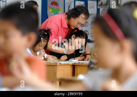 Bildnummer : 54245242 Datum : 22.07.2010 Copyright : imago/XINHUA (100722) -- YINCHUAN, 22 juillet 2010 (Xinhua) -- Un enseignant nommé Li Xiaochun enseigne la calligraphie chinoise à une fille de Yinchuan, capitale de la région autonome hui de Ningxia, dans le nord-ouest de la Chine, le 22 juillet 2010. Au fur et à mesure que les vacances d'été avancent, divers cours de formation tels que la danse, le piano, la peinture et l'écriture manuscrite se déroulent pour les écoliers de toute la Chine. Alors que certains enfants suivent ces cours de leur intérêt, un grand nombre d ' enfants sont contraints de suivre des cours parce que leurs parents souhaitent acquérir un avantage concurrentiel plus important dans le domaine Banque D'Images