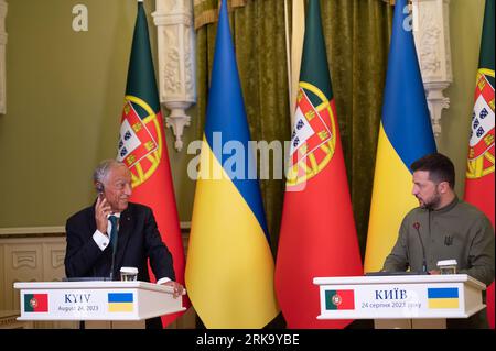 Kiev, Ukraine. 24 août 2023. Le président ukrainien Volodymyr Zelensky (à droite) est accueilli par le président portugais Marcelo Rebelo de Sousa (à gauche) lors d'une célébration officielle du 32e jour de l'indépendance de l'Ukraine à Kiev, Ukraine, le jeudi 24 août 2023. Les dirigeants de Norvège, de Lituanie et du Portugal se sont également rendus à Kiev en l'honneur du jour de l'indépendance ukrainienne. Photo du bureau de presse du président ukrainien/ crédit : UPI/Alamy Live News Banque D'Images